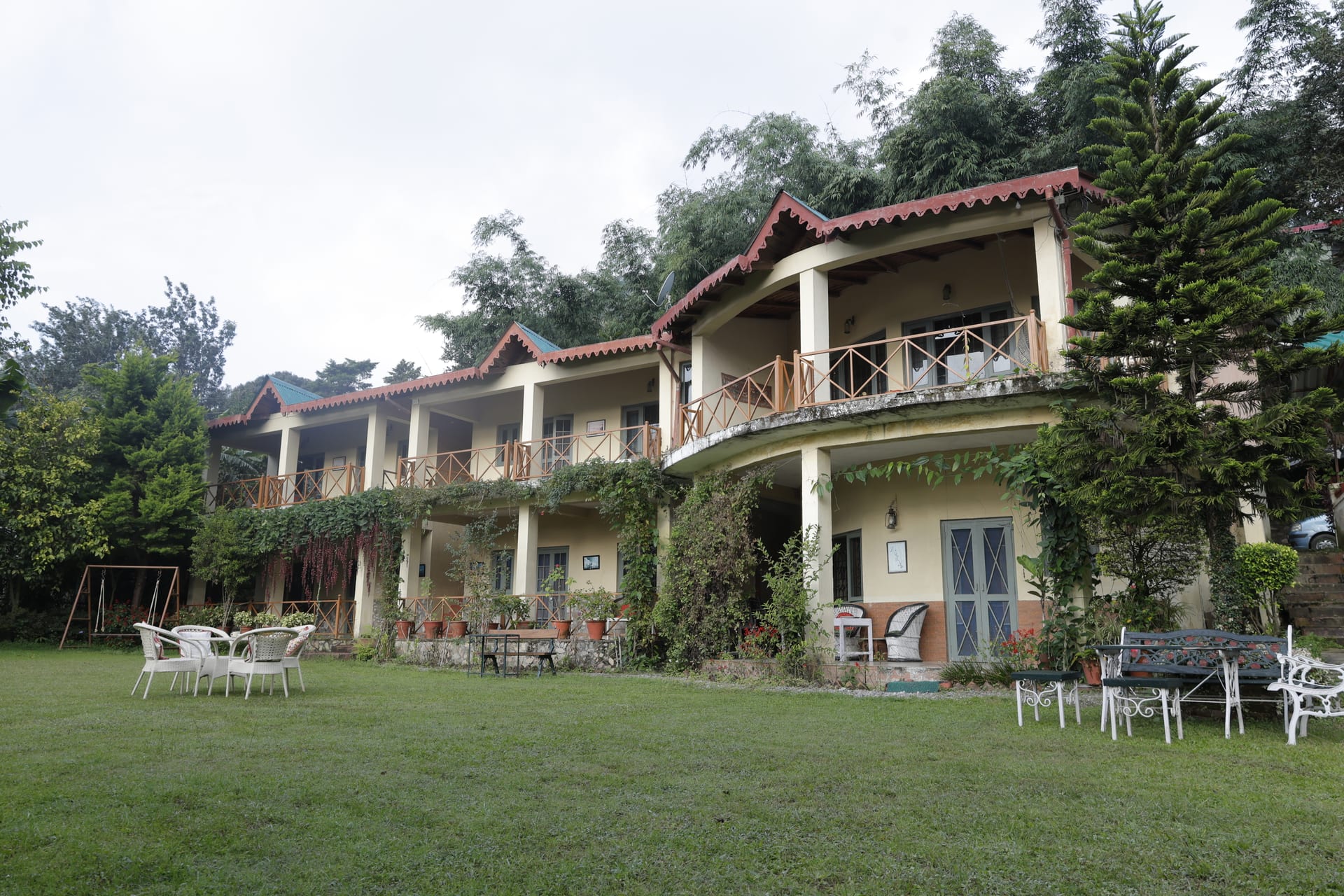 Green Glen retreat — full daytime view of the property nestled in the Himalayan hills, Sattal, Uttarakhand